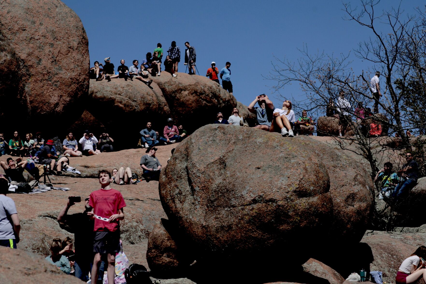 Crowds at Elephant Rocks enjoy 2.18 minutes of totality